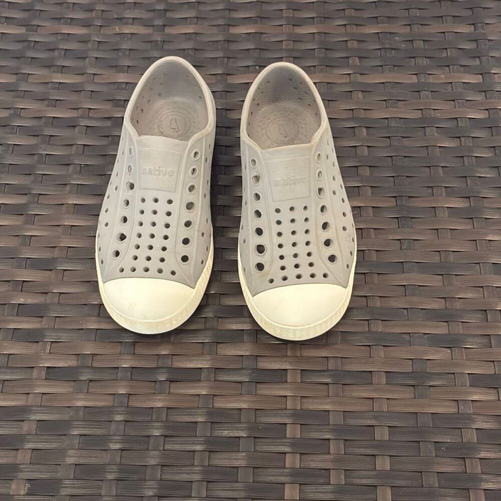 Native Jefferson shoes children size 11